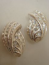 silver color & rhinestone earring