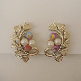 "Coro" pearl & leaf earring