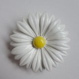1960's daisy brooch