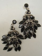 画像: black chandelier earring