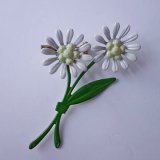 画像: two flower brooch
