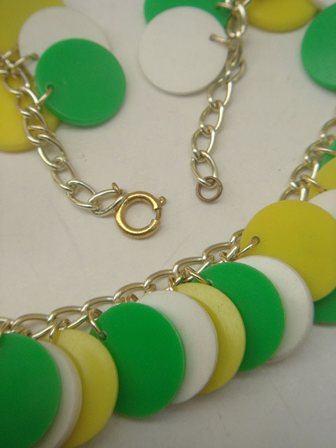 画像: green,yellow,white plastic necklace