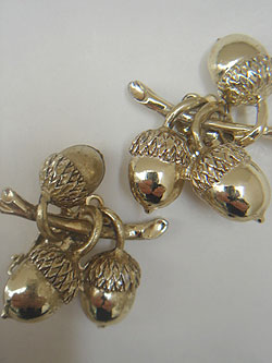 画像1: gold acorn earring
