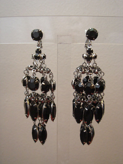 画像: black chandelier earring