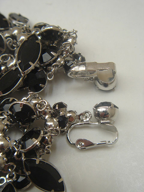 画像: black chandelier earring