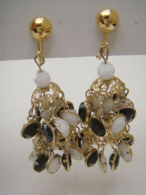 画像: black & white chandelier earring
